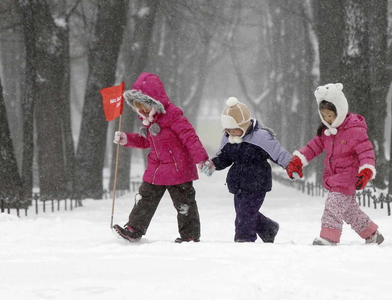 Зима шагает. Малыш зимой на прогулке. Дети на прогулке зимой. Зимняя прогулка в детском саду. Дети на прогулке в детском саду.
