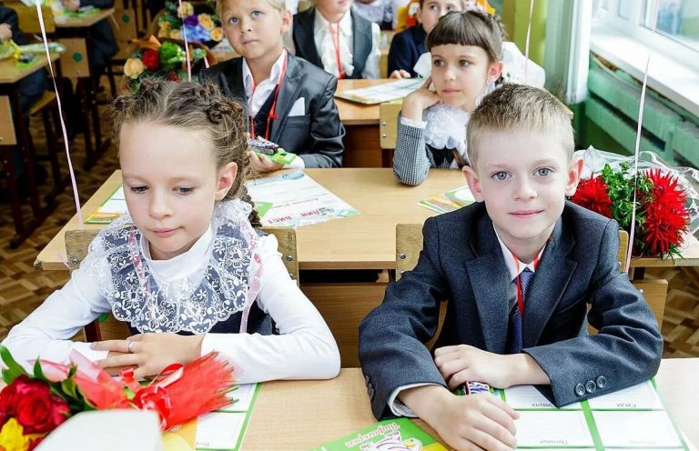 В Новоуральске продолжается запись детей в первый класс