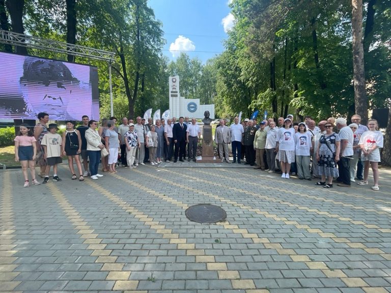 В Сквере Дружбы торжественно открыли бюст Ефима Павловича Славского