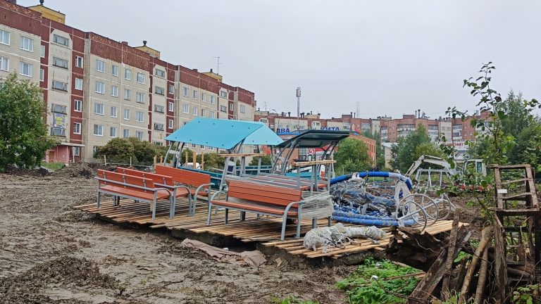 На детской площадке в Южном районе начался монтаж МАФов