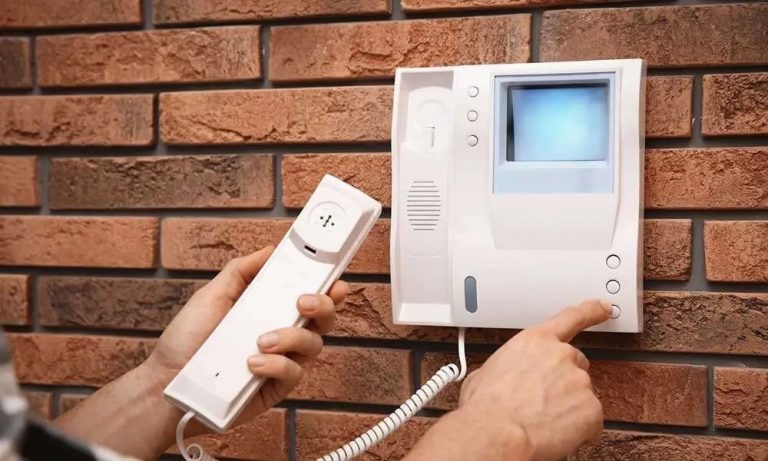 Установка видеодомофонов и видеонаблюдения в многоквартирном доме: почему это важно?