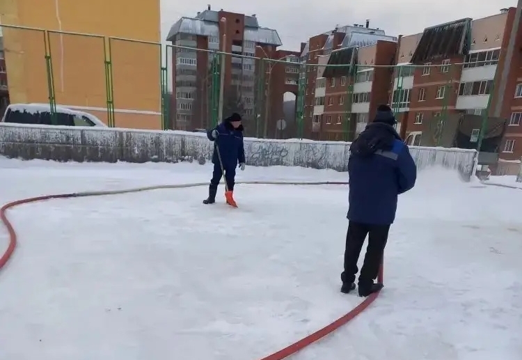 СК «Кедр» готовит лед