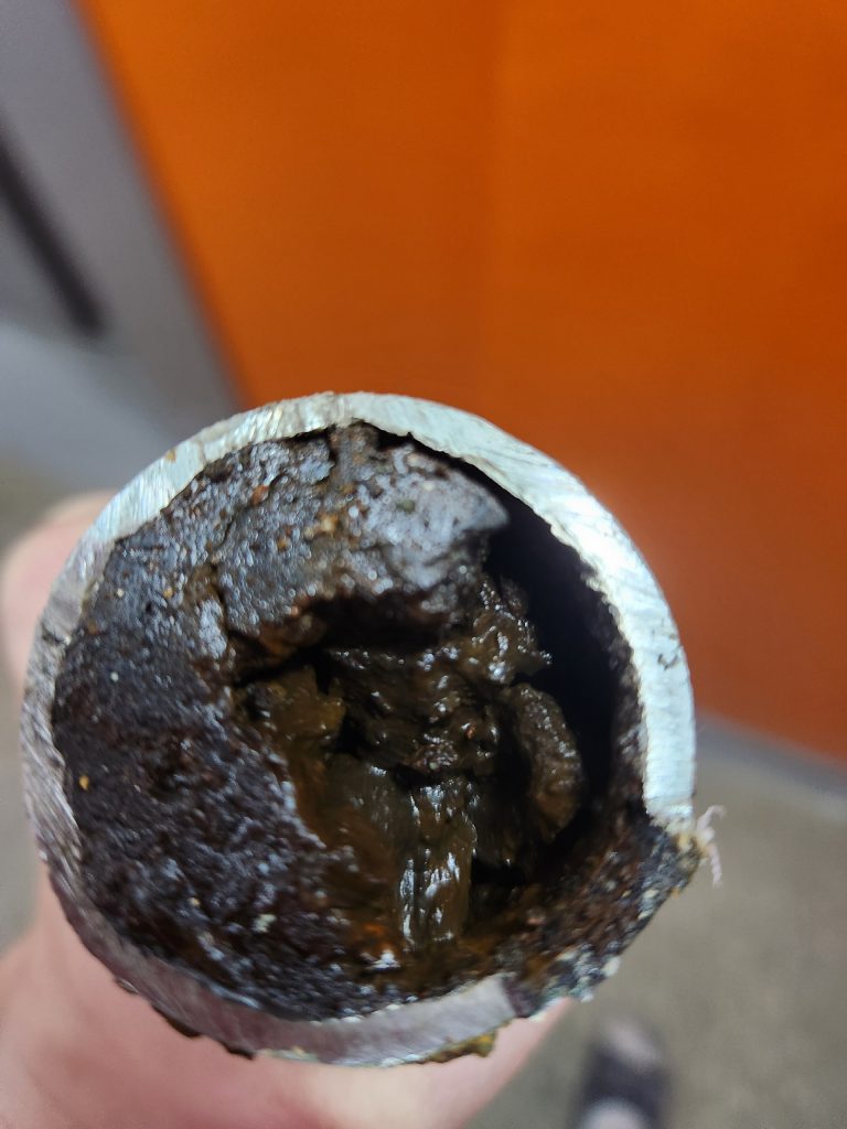 Трубы, слизь и отсутствие напора: кто виноват и что делать?