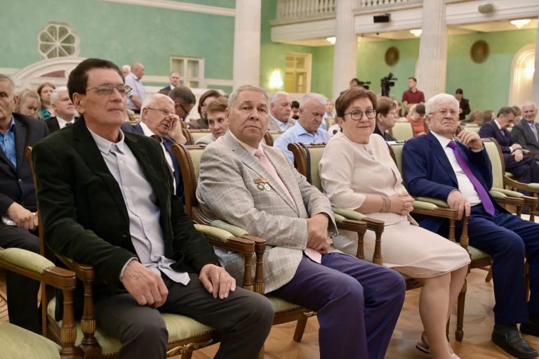 Денис Паслер вручил выдающимся уральцам государственные награды