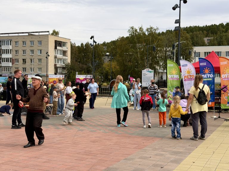 Творчество, улыбки и прощание с летом: выходные на Аллее Трудовой Славы