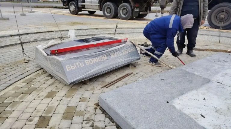 На Аллее Боевой Славы началась установка памятника новоуральцам, погибшим в ходе Специальной военной операции